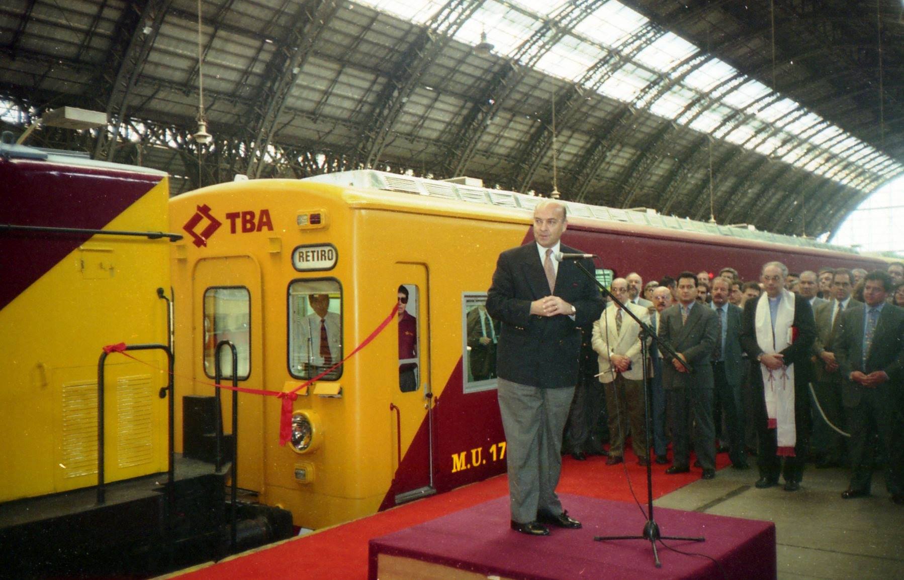 Domingo Cavallo, hoy asesor del Gobierno, inaugurando la concesión de TBA en la estación Retiro, mayo de 1995.